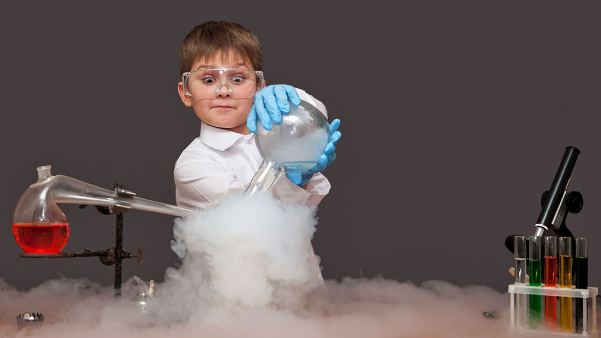 Ребенок показывает опыт. Химические опыты с водой. Химические опыты для детей. Химия для детей. Химия опыты для детей.