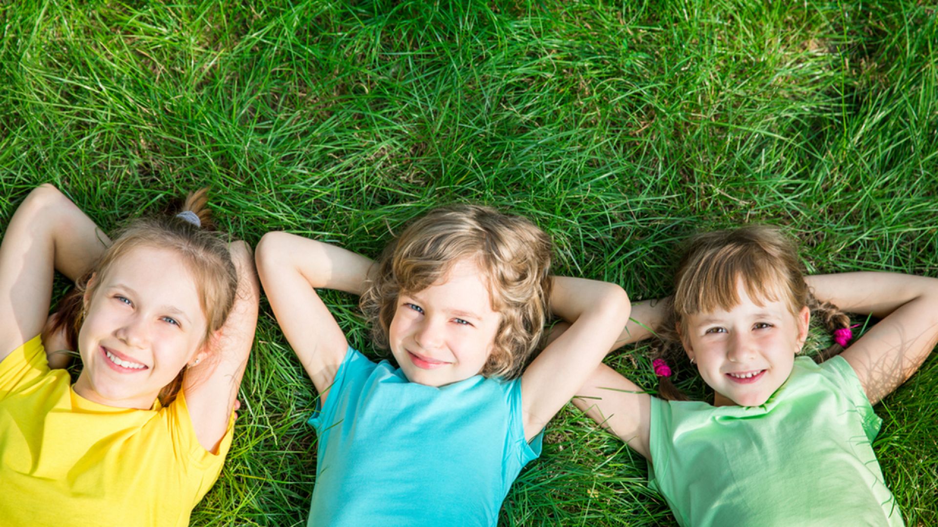 Дети летом на траве