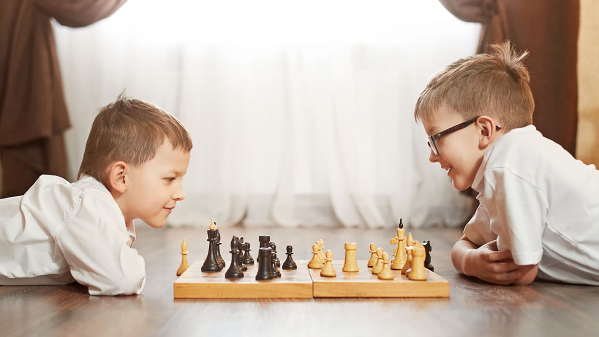 Играя учимся жить. Шахматы для детей. Игра в шахматы дети. Дети играющие в шахмот. Мальчик с шахматами.