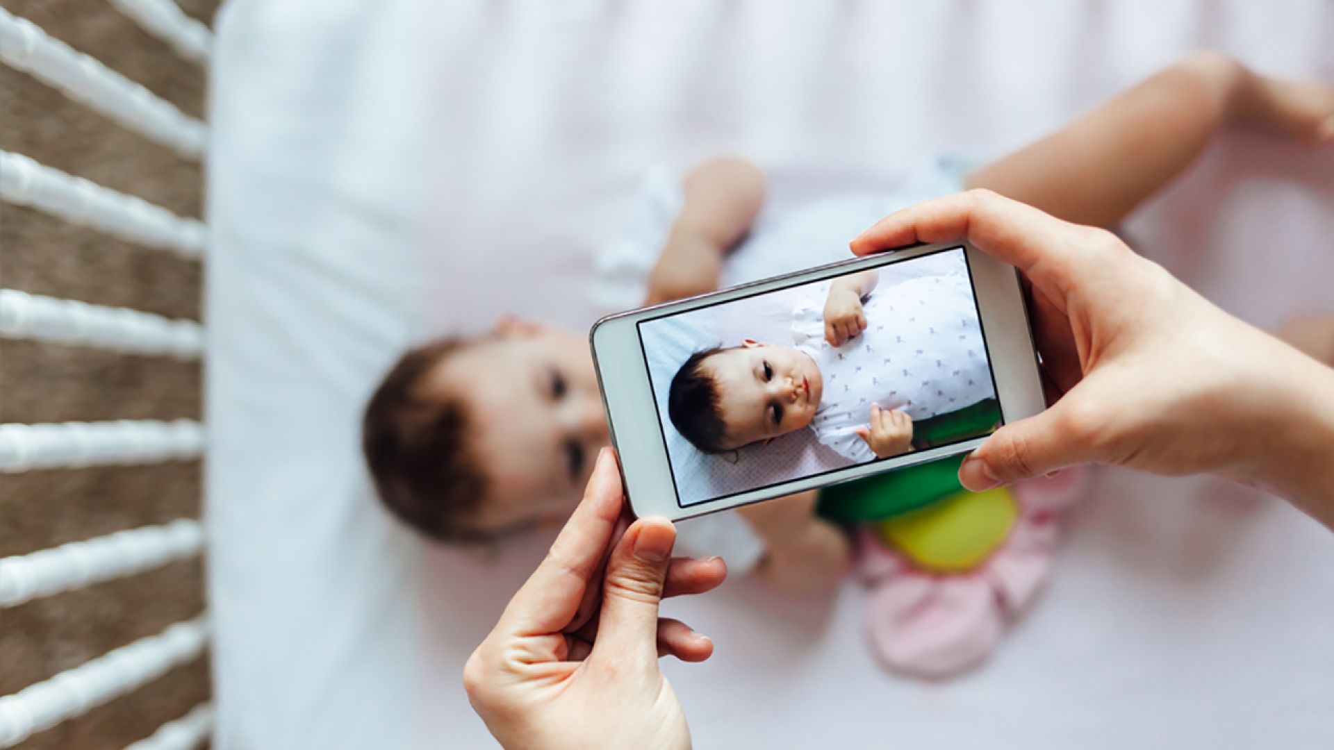 Фото детей можно выкладывать. Ребенок фотографирует. Родитель фотографирует ребенка. Фотографирование младенцев. Фотографирование ребенка на смартфон.