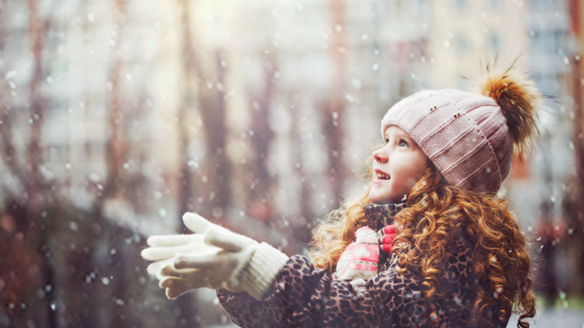 Девушка ловит снежинки