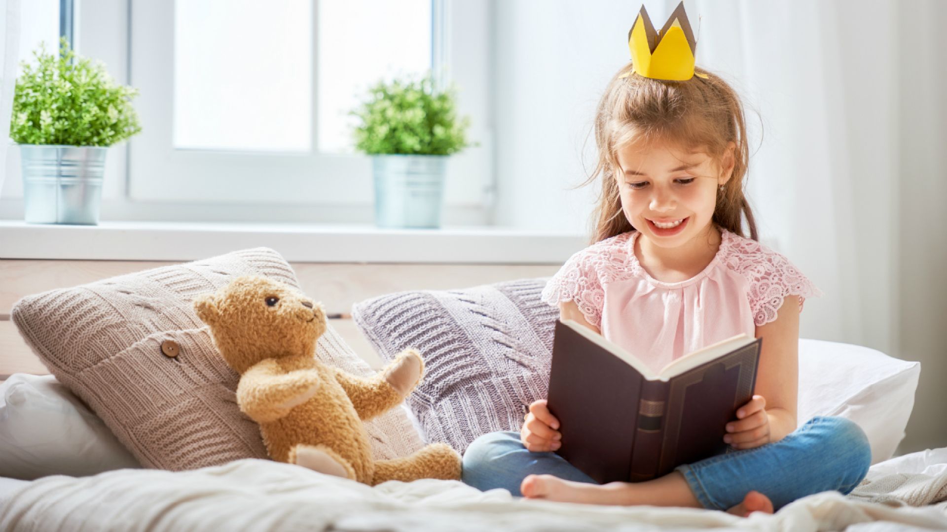 Включи читать дети. Книги для детей. Детская фотосессия дома с книжками. Маленький ребенок с книгой. Девочка читает книжку дома.