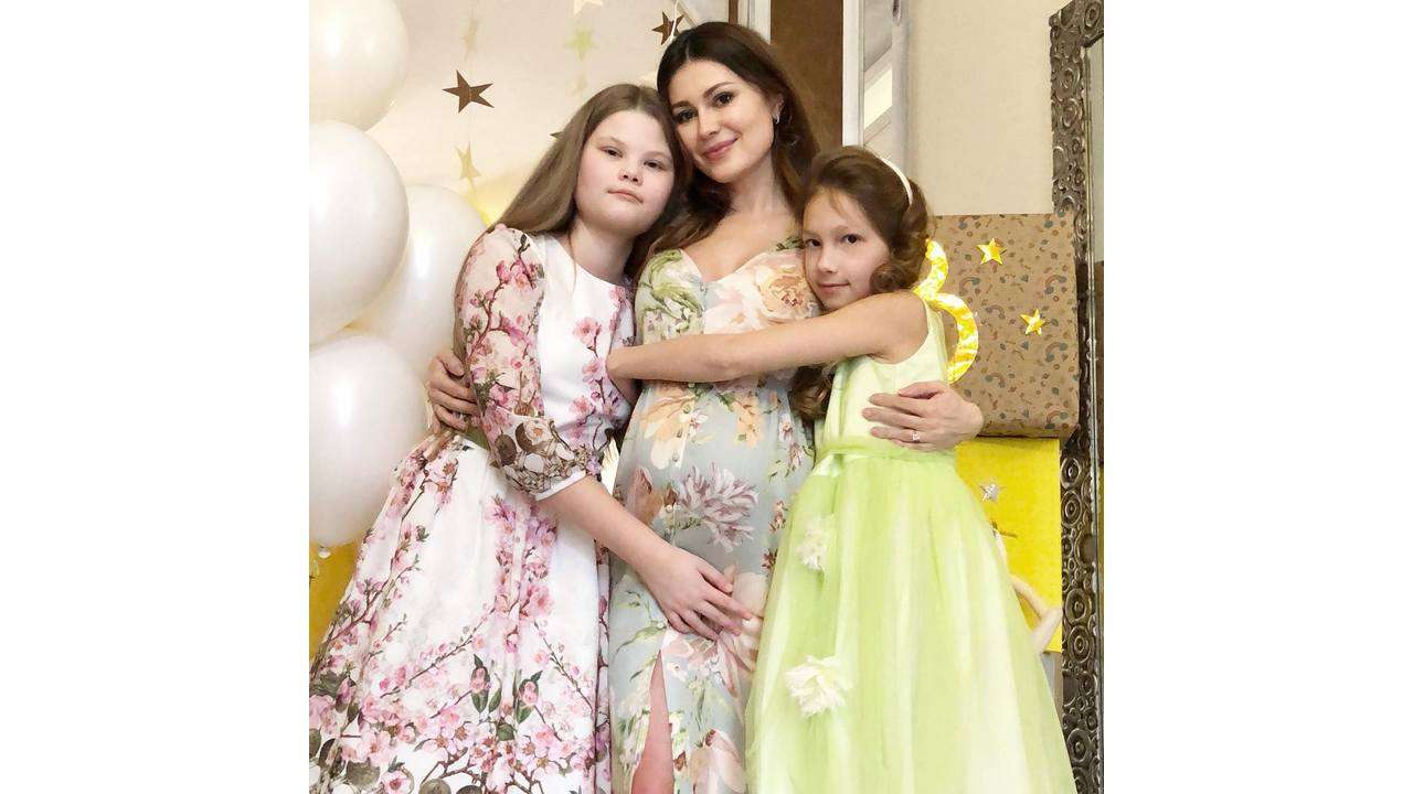 Ольга с дочками Дашей и Ксюшей. Instargram@ushakovao