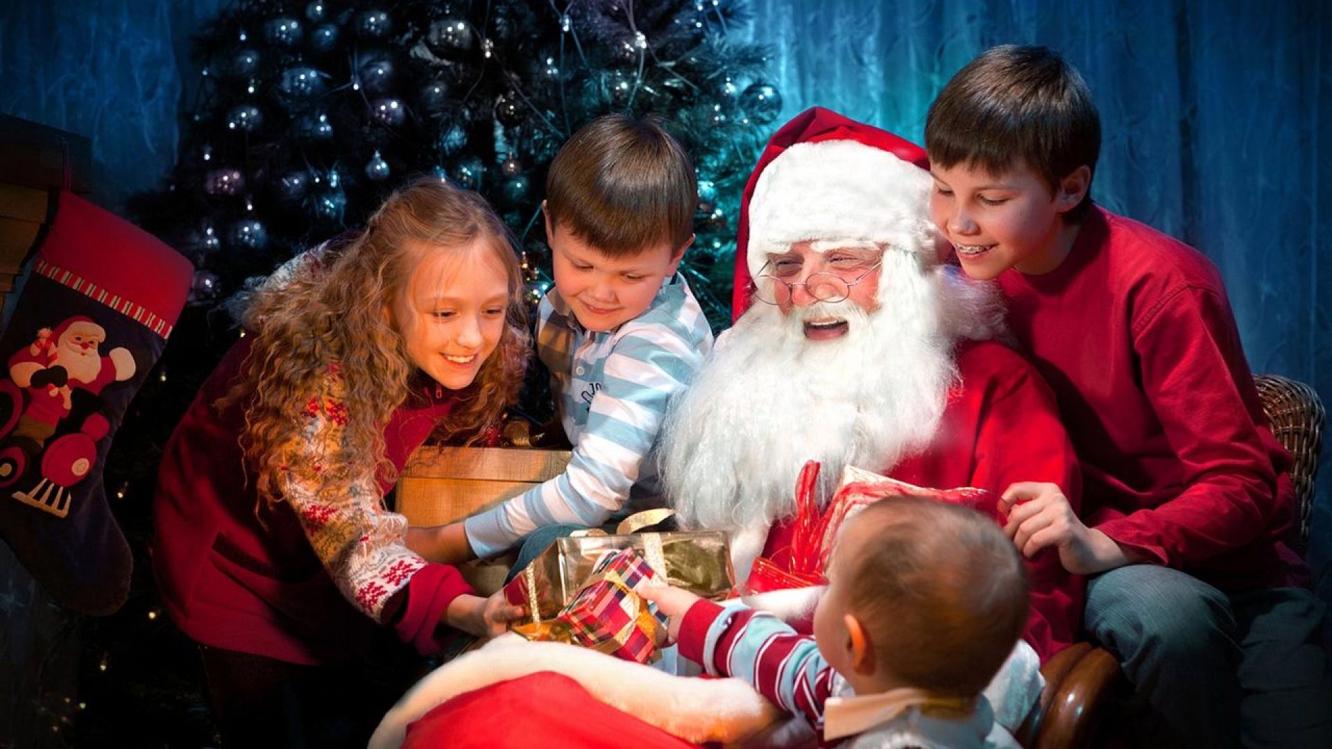 Дед Мороз в окружении детей