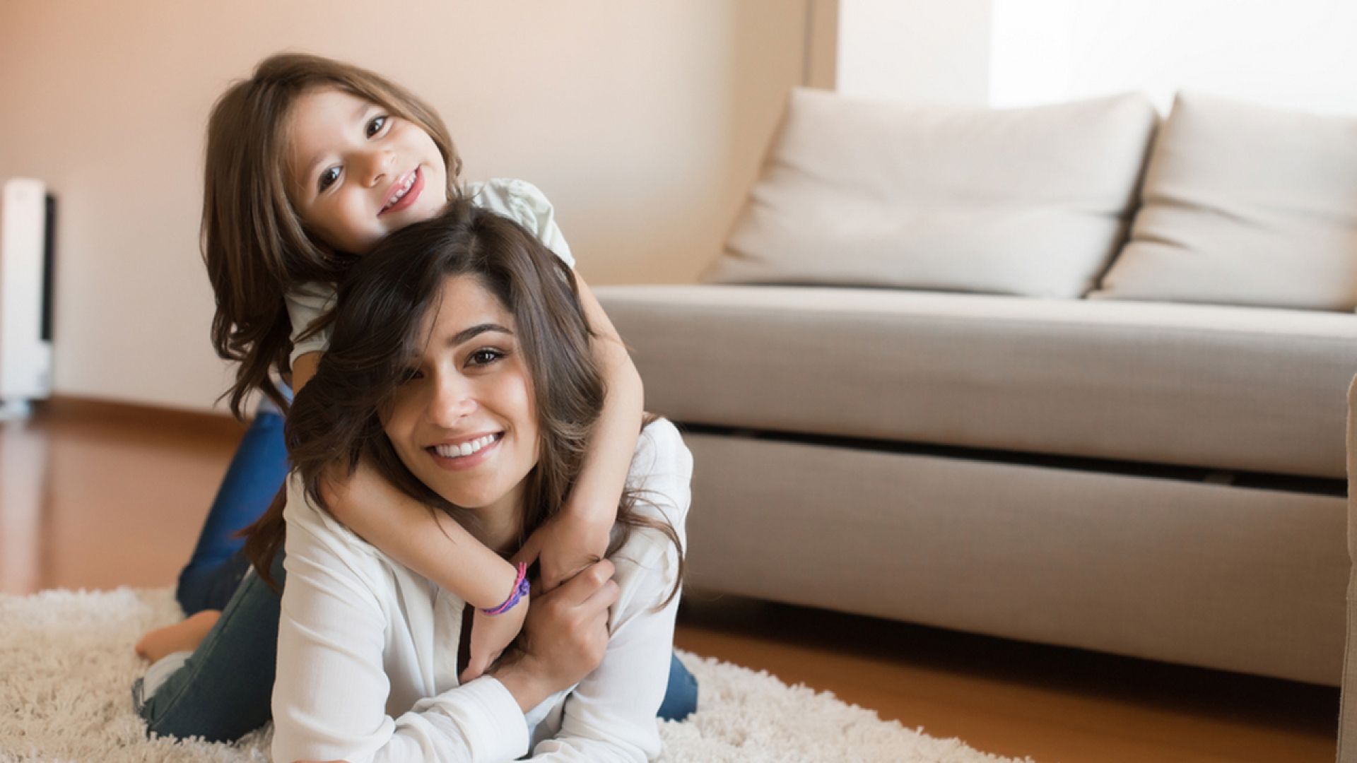 Мама с дочкой отдыхает в гостиной. Devina and daughter Mila at Home chunk 1 free.