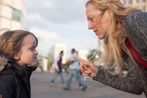 5 способов, как отвечать родителям и ребёнку на замечание незнакомого человека