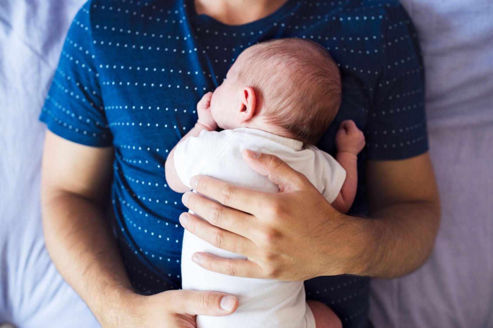 Папа с новорожденным ребенком на руках