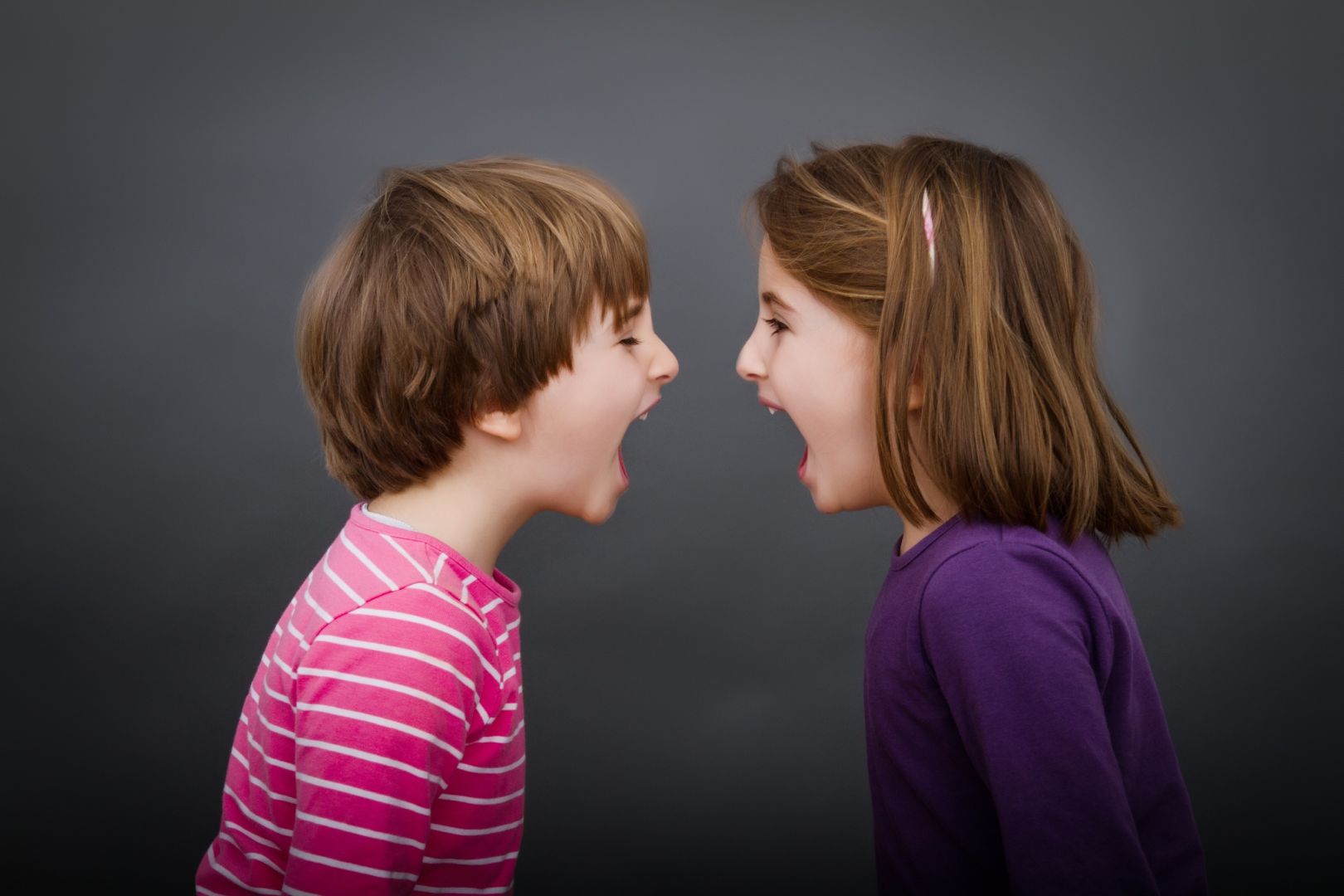 Детский конфликт. Мальчик и девочка ссорятся. Конфликтность детей. Конфликт между друзьями.