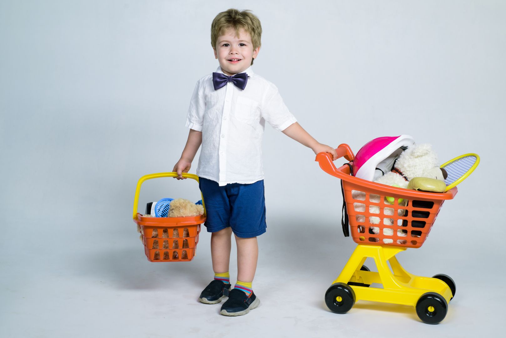 Мальчик с тележкой. Cheerful shopping Cart. Growsery shopping boy.