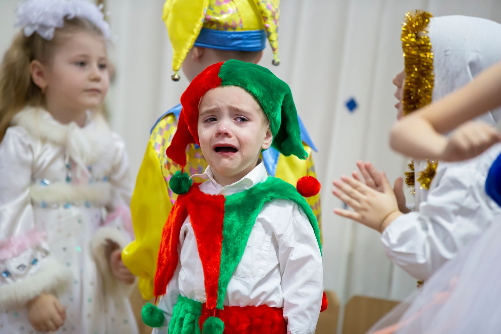 самый креативный дед мороз на детском празднике. утренник в садике. новый год в детском саду. национальная школа дедов морозов. дед мороз выступление для ребенка.