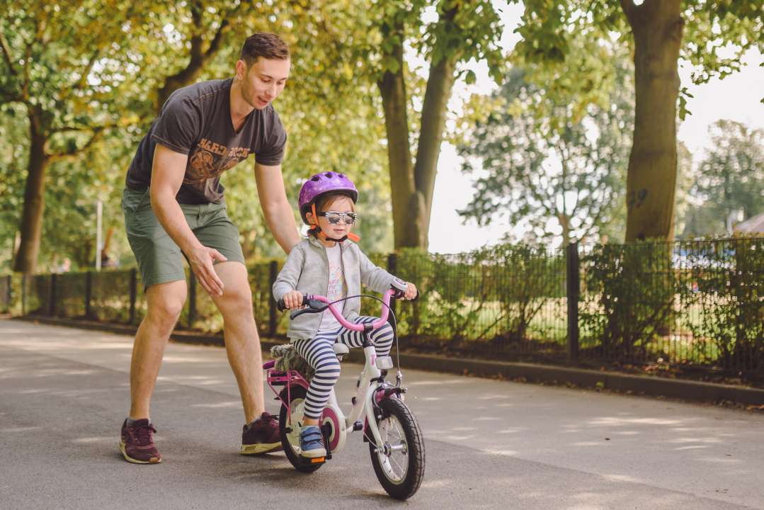 Как научить ребенка кататься на велосипеде? - Телеканал «О!»