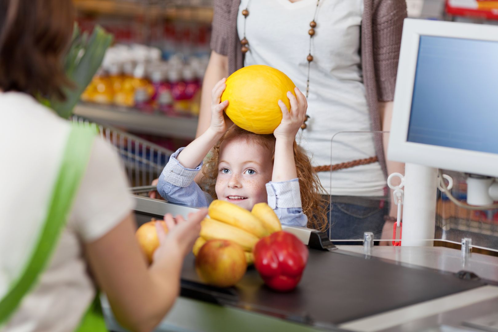 I buying. Покупатель ребенок. Ребенок в магазине. Дети с родителями в магазине. Дети в продуктовом магазине фотосессия.