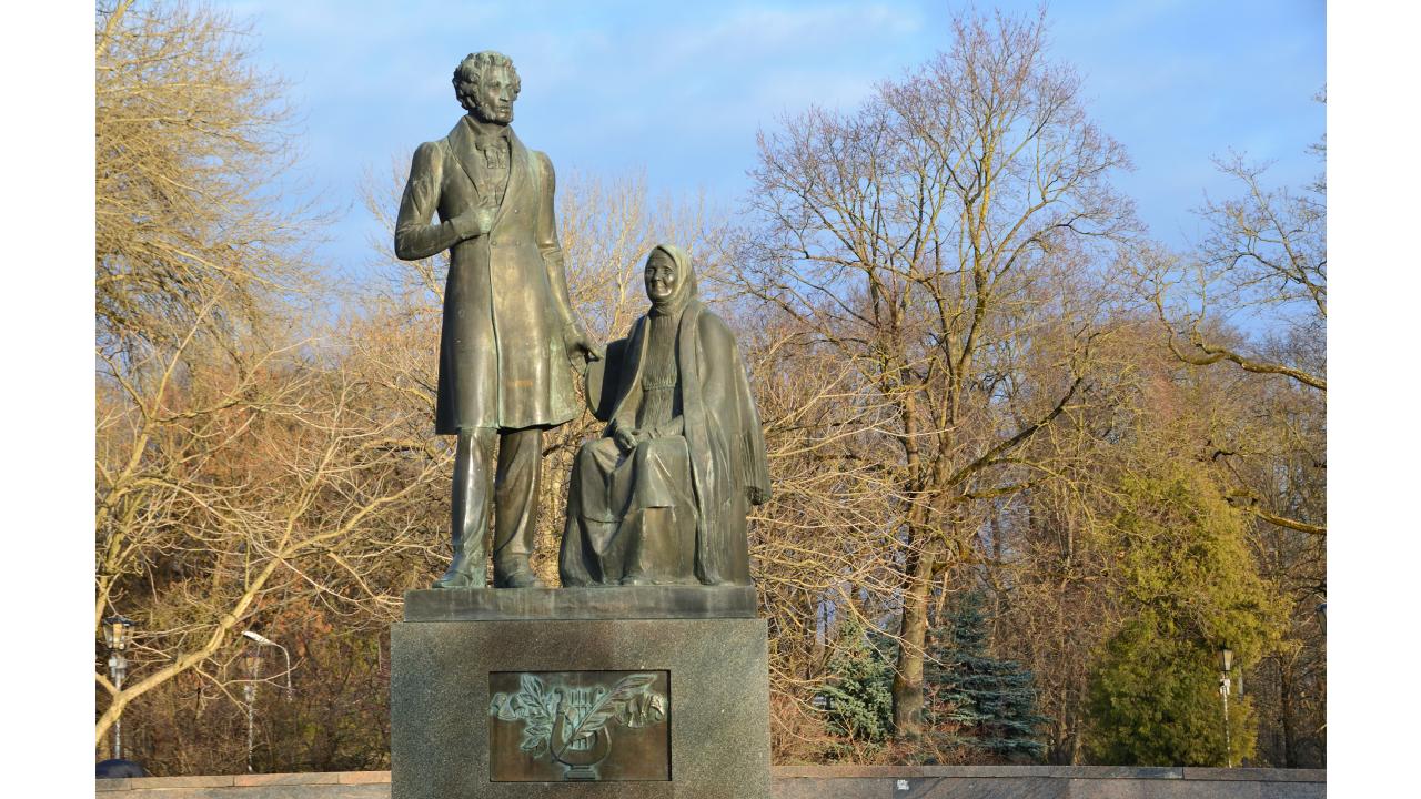 Псков. Памятник Пушкину и его няне Фото: Ovchinnikova Irina/Shutterstock