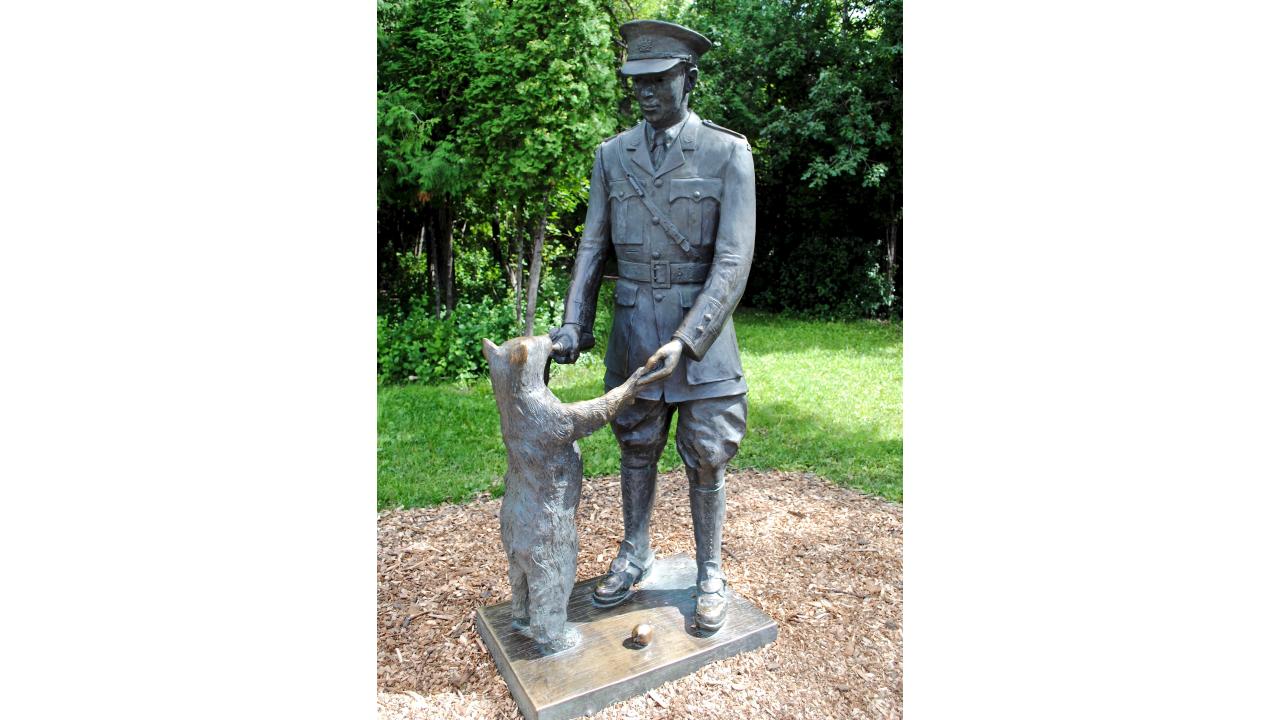 Памятник лейтенанту Гарри Колборну и медведице Виннипег Фото: EWY Media/Shutterstock