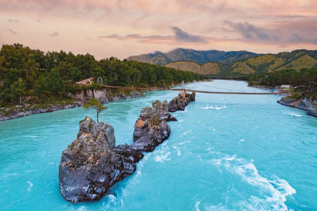Зубы дракона -- скалы на реке Катунь Фото: Parilov/Shutterstock